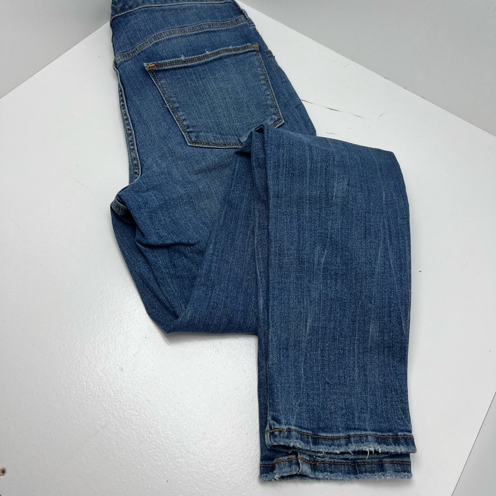 Universal Thread Size 4 / 27R Skinny Jeans